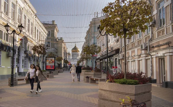 I cittadini camminano lungo Soborny lane — Foto Stock