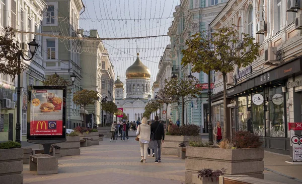 I cittadini camminano lungo Soborny lane — Foto Stock