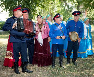   Starocherkasskaya, Rostov Bölgesi, Rusya - 26 Temmuz 2014: Starocherkasskaya köyünün parkında şarkı söyleyen Kazak korosu