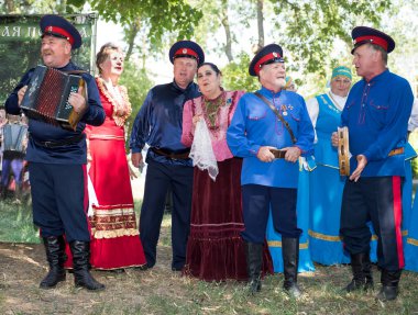   Starocherkasskaya, Rostov Bölgesi, Rusya - 26 Temmuz 2014: Starocherkasskaya köyünün parkında şarkı söyleyen Kazak korosu