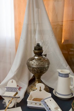 Gazyağı lambası ve zengin bir Ataman evinde yıkanma seti. 19 yüzyıl
