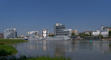Rostov-on-Don, Rusya - 01 Temmuz 2020: Don nehri üzerindeki gemiler, sol kıyıdan görüş 