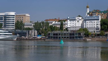 Rostov-on-Don, Rusya - 01 Temmuz 2020: Don nehri üzerindeki gemiler, sol kıyıdan görüş 