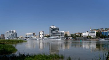 Rostov-on-Don, Rusya - 01 Temmuz 2020: Don nehri üzerindeki gemiler, sol kıyıdan görüş 