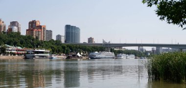 Rostov-on-Don, Rusya - 01 Temmuz 2020: Don nehri üzerindeki gemiler, sol kıyıdan görüş 