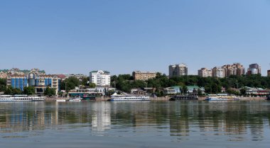 Rostov-on-Don, Rusya - 01 Temmuz 2020: Don nehri üzerindeki gemiler, sol kıyıdan görüş 