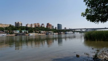 Rostov-on-Don, Rusya - 01 Temmuz 2020: Don nehri üzerindeki gemiler, sol kıyıdan görüş 