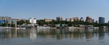 Rostov-on-Don, Rusya - 01 Temmuz 2020: Don nehri üzerindeki gemiler, sol kıyıdan görüş 