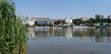 Rostov-on-Don, Rusya - 01 Temmuz 2020: Don nehri üzerindeki gemiler, sol kıyıdan görüş 