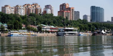Rostov-on-Don, Rusya - 01 Temmuz 2020: Don nehri üzerindeki gemiler, sol kıyıdan görüş 