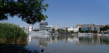 Rostov-on-Don, Rusya - 01 Temmuz 2020: Don nehri üzerindeki gemiler, sol kıyıdan görüş 