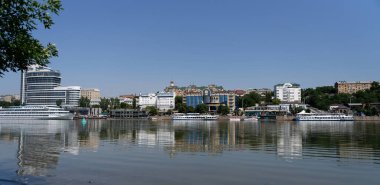 Rostov-on-Don, Rusya - 01 Temmuz 2020: Don nehri üzerindeki gemiler, sol kıyıdan görüş 