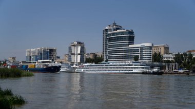 Rostov-on-Don, Rusya - 01 Temmuz 2020: Don nehri üzerindeki gemiler, sol kıyıdan görüş 