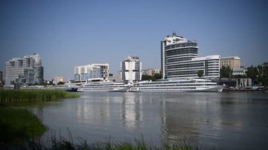 Rostov-on-Don, Rusya - 01 Temmuz 2020: Don nehri üzerindeki gemiler, sol kıyıdan görüş 