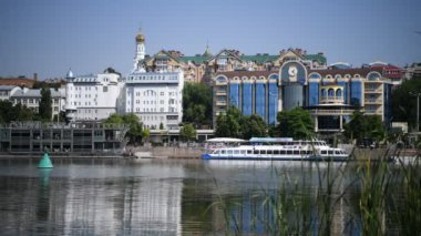 Rostov-on-Don, Rusya - 01 Temmuz 2020: Don nehri üzerindeki gemiler, sol kıyıdan görüş 