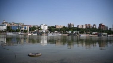 Rostov-on-Don, Rusya - 01 Temmuz 2020: Don nehri üzerindeki gemiler, sol kıyıdan görüş 