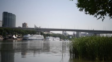 Rostov-on-Don, Rusya - 01 Temmuz 2020: Don nehri üzerindeki gemiler, sol kıyıdan görüş 