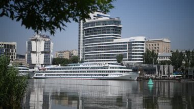 Rostov-on-Don, Rusya - 01 Temmuz 2020: Don nehri üzerindeki gemiler, sol kıyıdan görüş 