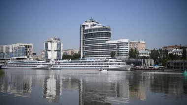 Rostov-on-Don, Rusya - Temmuz 0Rostov-on-Don, Rusya - Temmuz 01, 2020: Don nehri üzerindeki gemiler, 1, 2020: Don nehri üzerindeki gemiler, sol kıyıdan manzara 