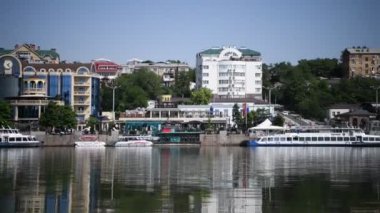 Rostov-on-Don, Rusya - Temmuz 0Rostov-on-Don, Rusya - Temmuz 01, 2020: Don nehri üzerindeki gemiler, 1, 2020: Don nehri üzerindeki gemiler, sol kıyıdan manzara 