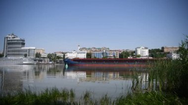 Rostov-on-Don, Rusya - Temmuz 0Rostov-on-Don, Rusya - Temmuz 01, 2020: Don nehri üzerindeki gemiler, 1, 2020: Don nehri üzerindeki gemiler, sol kıyıdan manzara 