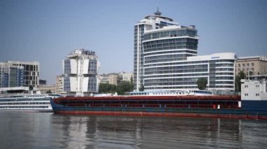 Rostov-on-Don, Rusya - Temmuz 0Rostov-on-Don, Rusya - Temmuz 01, 2020: Don nehri üzerindeki gemiler, 1, 2020: Don nehri üzerindeki gemiler, sol kıyıdan manzara 