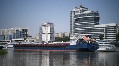 Rostov-on-Don, Rusya - Temmuz 0Rostov-on-Don, Rusya - Temmuz 01, 2020: Don nehri üzerindeki gemiler, 1, 2020: Don nehri üzerindeki gemiler, sol kıyıdan manzara 