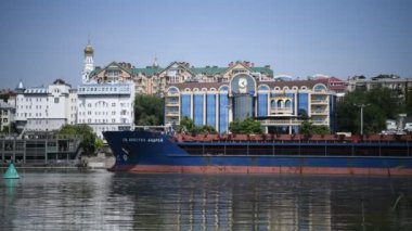 Rostov-on-Don, Rusya - Temmuz 0Rostov-on-Don, Rusya - Temmuz 01, 2020: Don nehri üzerindeki gemiler, 1, 2020: Don nehri üzerindeki gemiler, sol kıyıdan manzara 