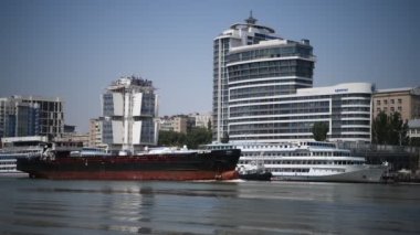 Rostov-on-Don, Rusya - Temmuz 0Rostov-on-Don, Rusya - Temmuz 01, 2020: Don nehri üzerindeki gemiler, 1, 2020: Don nehri üzerindeki gemiler, sol kıyıdan manzara 