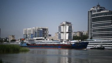 Rostov-on-Don, Rusya - Temmuz 0Rostov-on-Don, Rusya - Temmuz 01, 2020: Don nehri üzerindeki gemiler, 1, 2020: Don nehri üzerindeki gemiler, sol kıyıdan manzara 