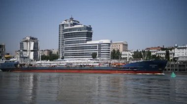 Rostov-on-Don, Rusya - Temmuz 0Rostov-on-Don, Rusya - Temmuz 01, 2020: Don nehri üzerindeki gemiler, 1, 2020: Don nehri üzerindeki gemiler, sol kıyıdan manzara 