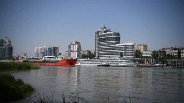 Rostov-on-Don, Rusya - Temmuz 0Rostov-on-Don, Rusya - Temmuz 01, 2020: Don nehri üzerindeki gemiler, 1, 2020: Don nehri üzerindeki gemiler, sol kıyıdan manzara 