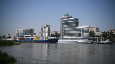 Rostov-on-Don, Rusya - Temmuz 0Rostov-on-Don, Rusya - Temmuz 01, 2020: Don nehri üzerindeki gemiler, 1, 2020: Don nehri üzerindeki gemiler, sol kıyıdan manzara 