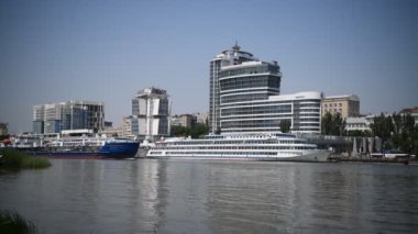 Rostov-on-Don, Rusya - Temmuz 0Rostov-on-Don, Rusya - Temmuz 01, 2020: Don nehri üzerindeki gemiler, 1, 2020: Don nehri üzerindeki gemiler, sol kıyıdan manzara 