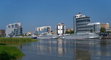 Rostov-on-Don, Rusya - 01 Temmuz 2020: COVID-19 karantinası sırasında yolcu gemileri rıhtıma yanaştı 