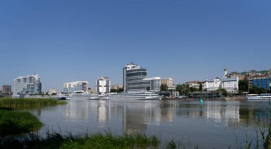  Rostov-on-Don, Rusya - 01 Temmuz 2020: COVID-19 karantinası sırasında yolcu gemileri rıhtıma yanaştı 