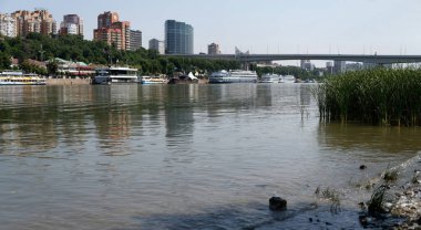  Rostov-on-Don, Rusya - 01 Temmuz 2020: COVID-19 karantinası sırasında yolcu gemileri rıhtıma yanaştı 