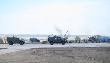 Rostov-on-Don, Rusya - 27 Ağustos 2020: Saldırıda amfibik araç kullanan denizciler