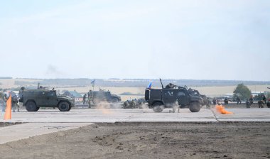 Rostov-on-Don, Rusya - 27 Ağustos 2020: Sis bombası taşıyan ve saldırıda amfibik araç kullanan denizciler