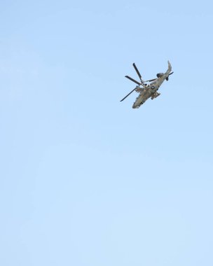 Rostov-on-Don, Rusya - 27 Ağustos 2020: Helikopter Ka-52 askeri eğitim sahasında