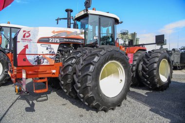  Rostov-on-Don, Rusya - 28 Ağustos 2020: Rostselmash-2375 traktör tarım fuarında