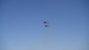  Rostov-on-Don, Rusya - 29 Ağustos 2020: Helikopterler askeri eğitim sahasında eğitim uçuşları yaptılar