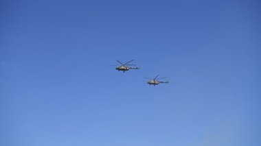  Rostov-on-Don, Rusya - 29 Ağustos 2020: Helikopterler askeri eğitim sahasında eğitim uçuşları yaptılar