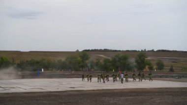 Rostov-on-Don, Rusya - 28 Ağustos 2020: Olay yerinde arabaların çekildiği sırada askerler dağıtıldı. Rostov-on-Don, Rusya - 28 Ağustos 2020: Bölgedeki araçların dağıtıldığı tarihte askerler.