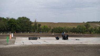 Rostov-on-Don, Rusya - 28 Ağustos 2020: Olay yerinde arabaların çekildiği sırada askerler dağıtıldı. Rostov-on-Don, Rusya - 28 Ağustos 2020: Bölgedeki araçların dağıtıldığı tarihte askerler.