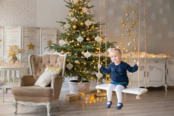 Anos Idade Menina Balançando Balanço Madeira Pendurado Interior Temático Natal — Fotografia de Stock