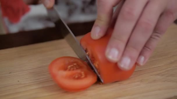 Tomates de redução com uma faca — Vídeo de Stock