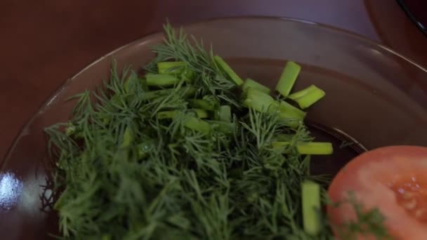 Cebolas cortadas e tomates em uma chapa — Vídeo de Stock