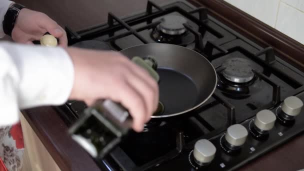 Dans une casserole verser l'huile d'olive — Video