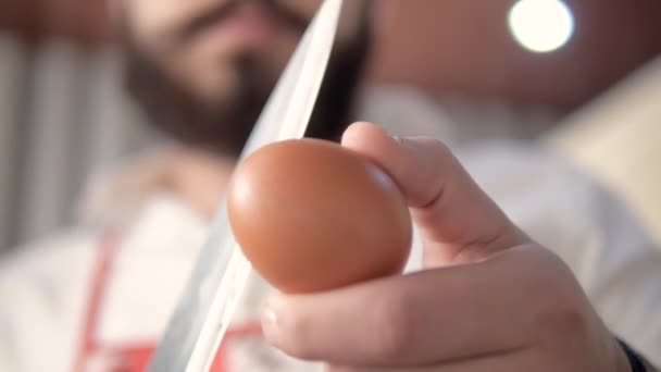 Ein Messer Das Schneiden Und Das Eigelb Bekommen — Stockvideo